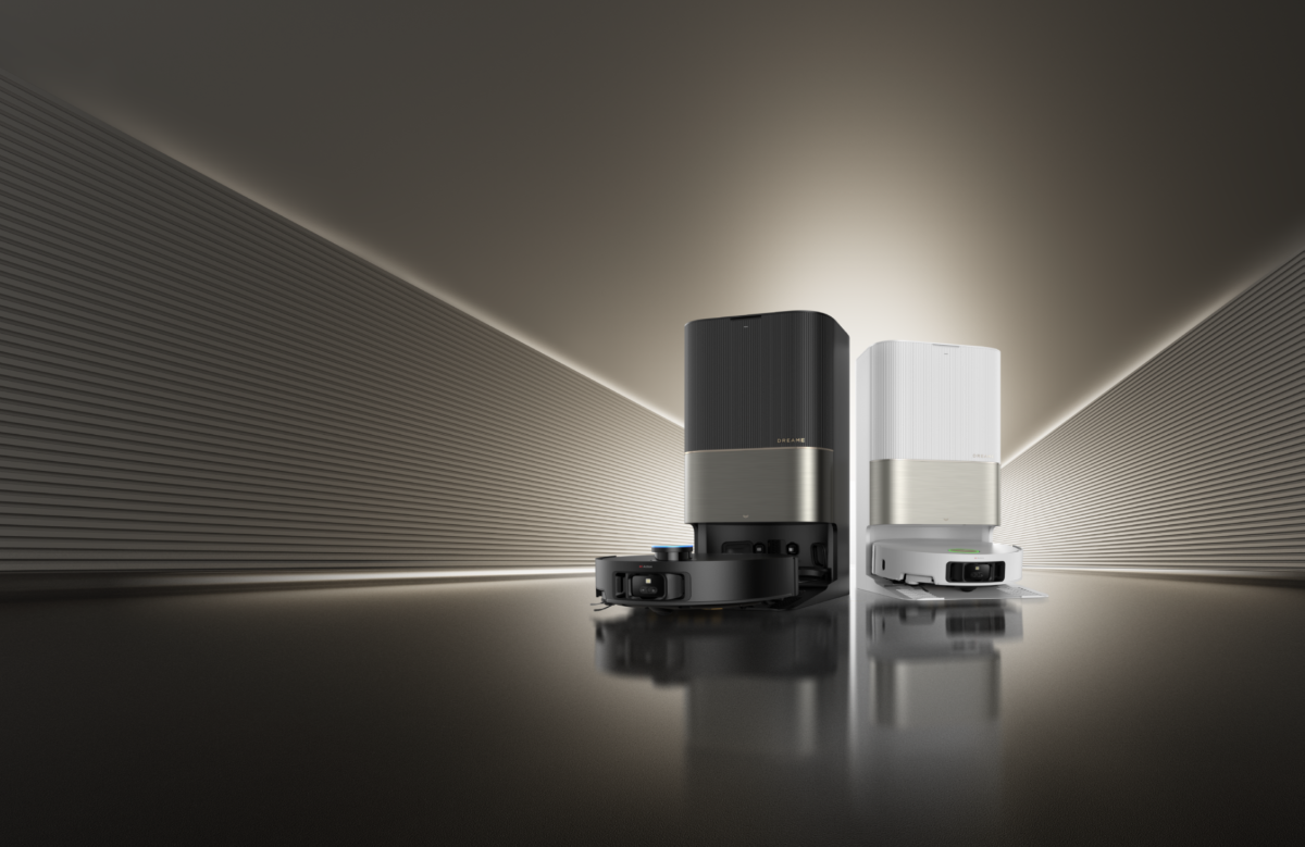 Grafika promocyjna z białym oraz czarnym robotem sprzątającym ze stacją