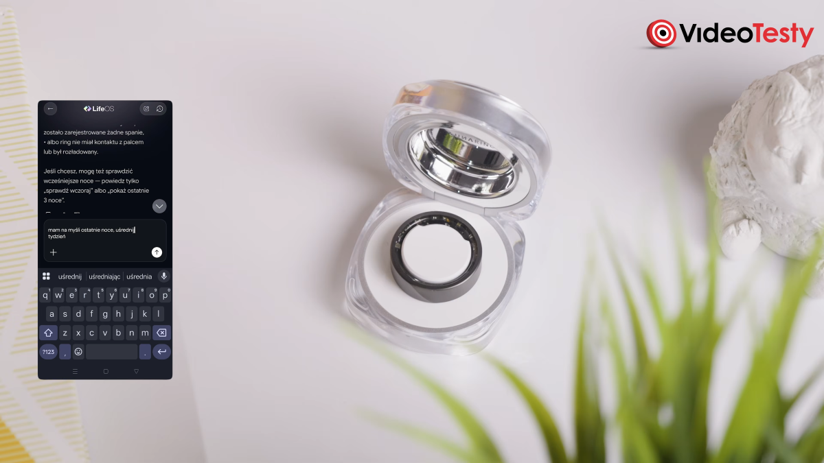 Widok na rozmowę z asystentem Life OS, zdjęcie z aplikacji obok ujęcia na smart ring w etui na białym tle