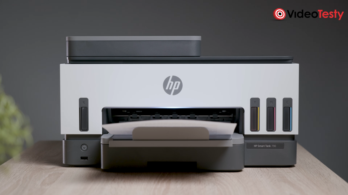 HP Smart Tank 790 widziany od front una szarym tle (szaro-biała drukarka)