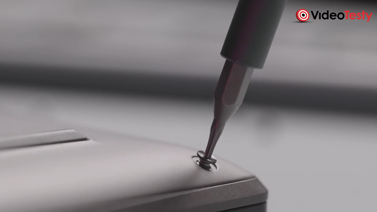 Wykręcanie śrubki Torx z Asus Zenbook S14