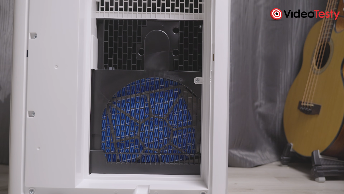 Filtr ewaporacyjny (niebieski) wewnątrz białego oczyszczacza Sharp KI-TX100EU-W