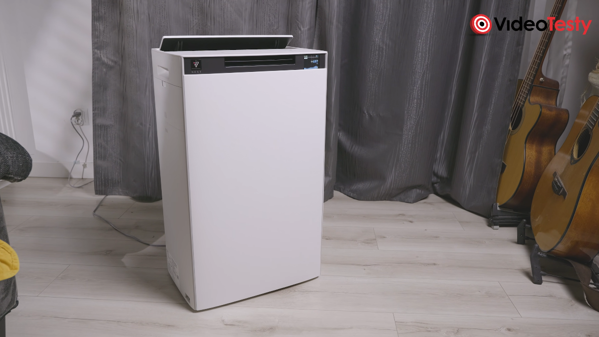 Biały oczyszczacz powietrza Sharp KI-TX100EU-W stojący w salonie