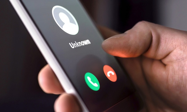 Telefoniczni oszuści atakują - Nie oddzwaniaj na podejrzane numery!