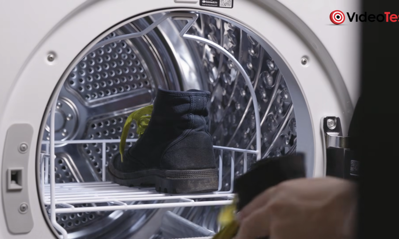 Wkładanie butów do Hisense 5i DH5I104BWAB