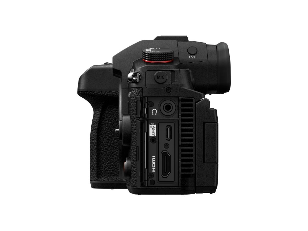 Boczne porty w kamerze Lumix GH7 na białym tle