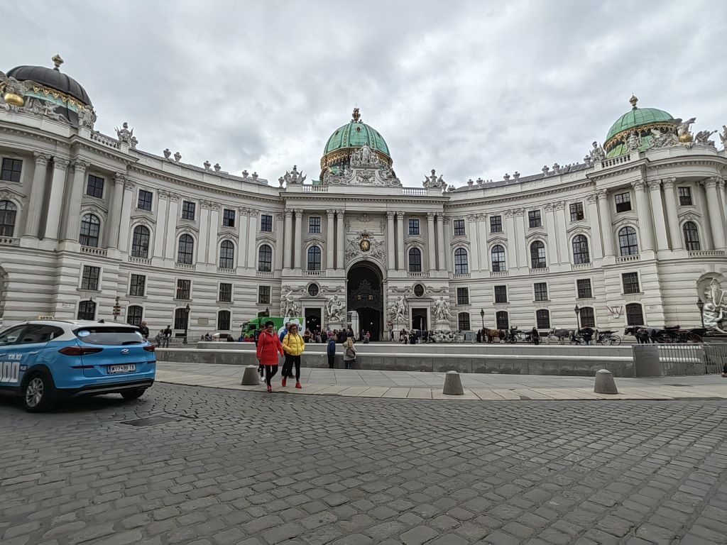 Obiektyw ultraszerokokątny w ciągu pochmurnego dnia