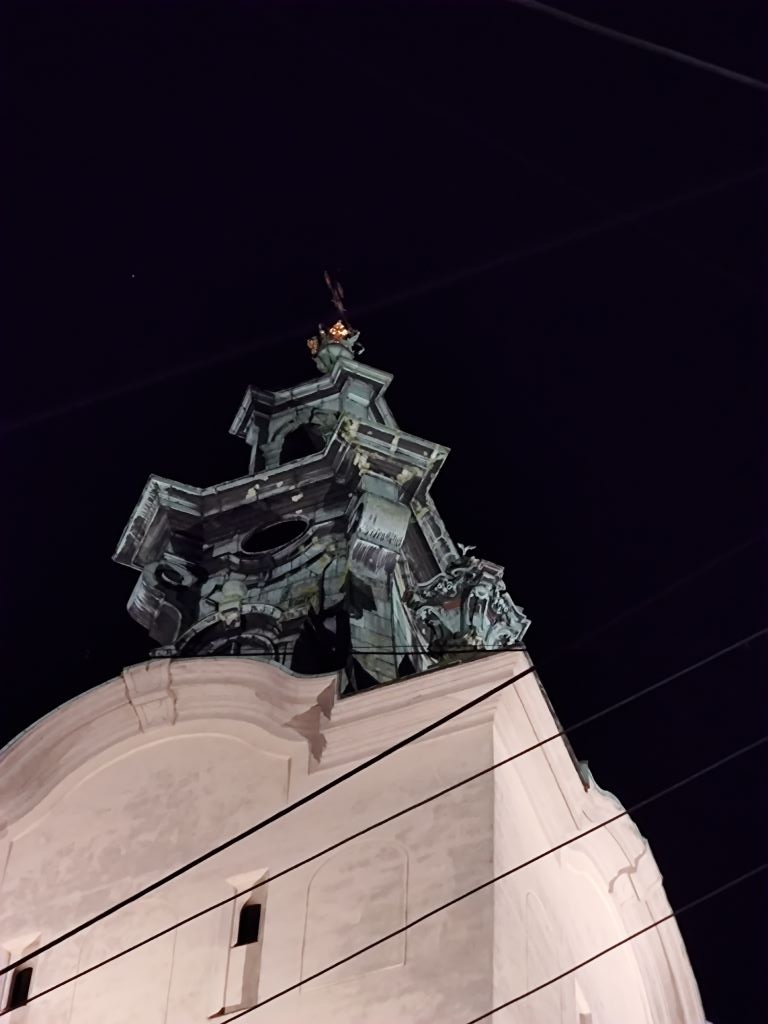 Nocne zdjęcia z 5-krotnym przybliżeniem