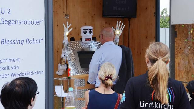 W Niemczech Robot Błogosławi Chrześcijan