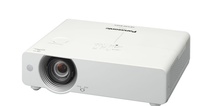 Panasonic PT-VW431DE – kompaktowy projektor cyfrowy LCD obsługiwany za pomocą pojedynczego kabla LAN