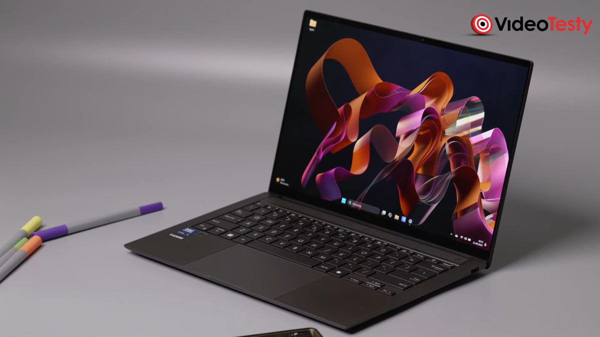 Laptop Asus Zenbook S14 na szarym tle