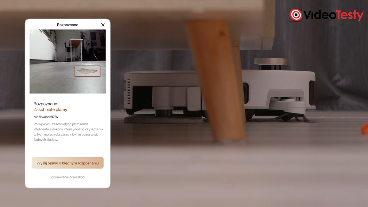 Kadr przedstawia robota wyjeżdżającego spod stolika kawowego, obok niego jest mockup telefonu z prezentacją rozpoznanej plamy
