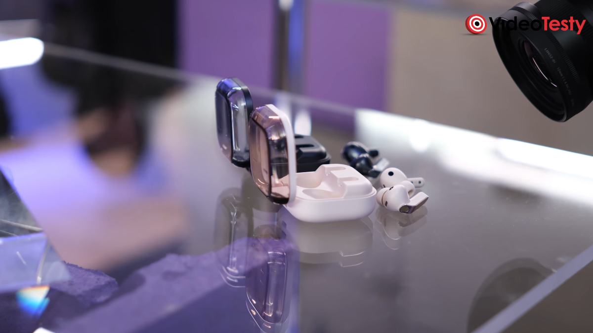 Samsung Galaxy Buds4 oraz Samsung Galaxy Buds4  Pro na stoliku