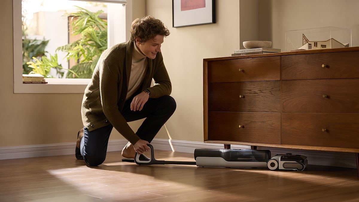 Roborock F25 Ace sprząta pod meblami