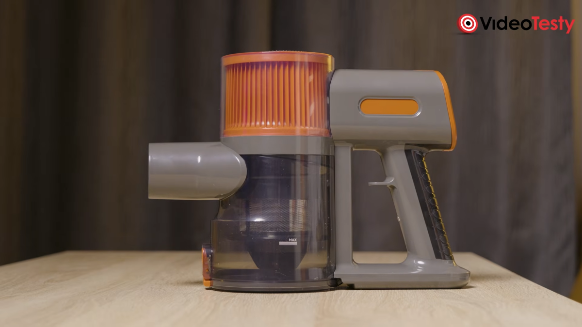 Jednostka główna JIGOO C200 na stoliku