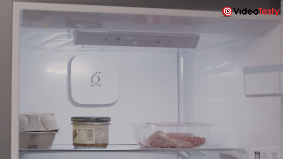 Element wnętrza z napisem 6. zmysł