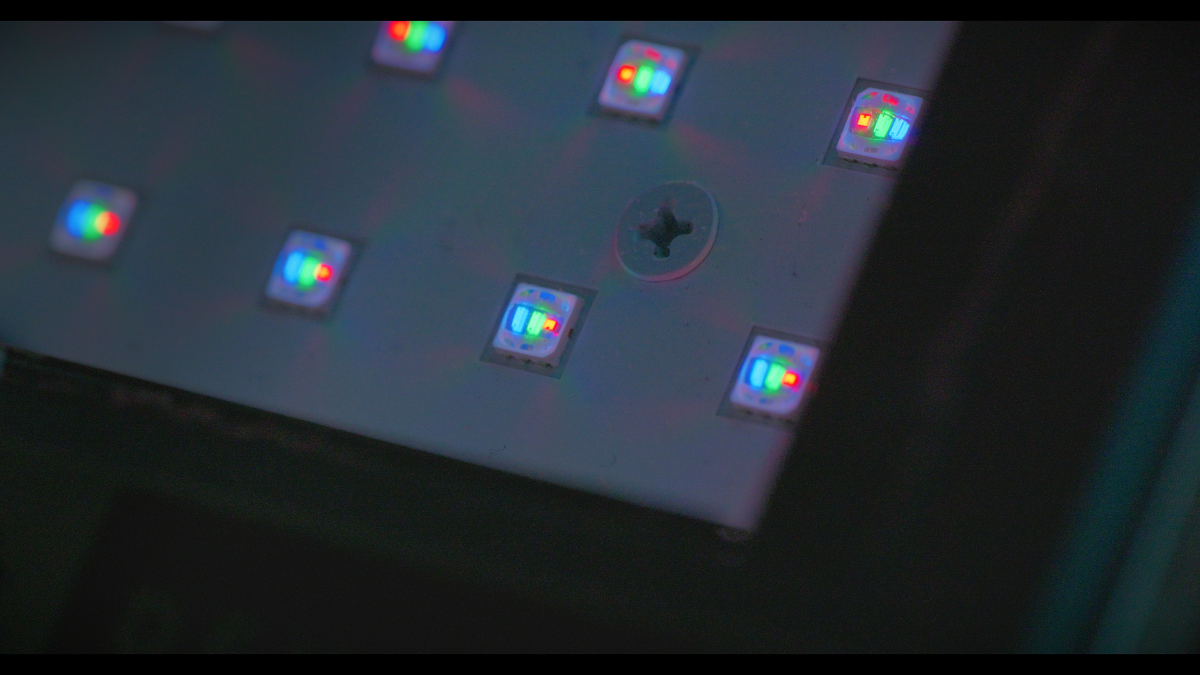Zbliżenie na diodę RG Mini LED na stoisku Hisense