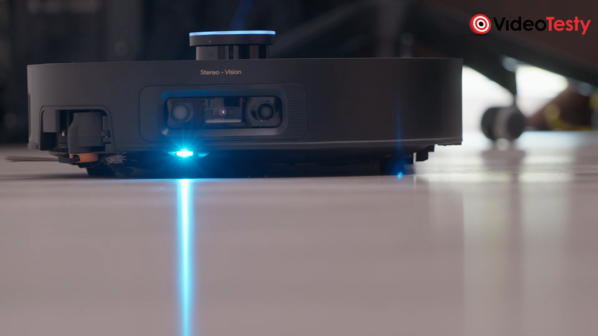 Spojrzenie przy ziemi od frontu na jadącego robota. Ma niebieskie podświetlenie i kamery