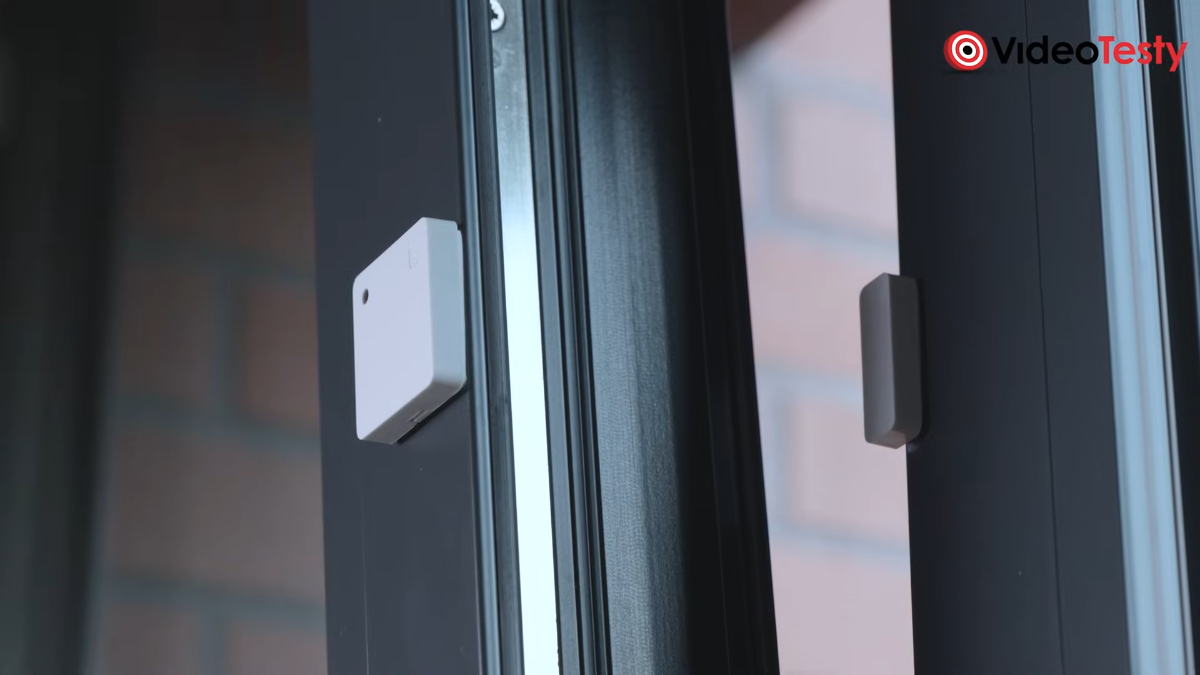 Otwarte okno, a na nim czujnik drzwi i okien