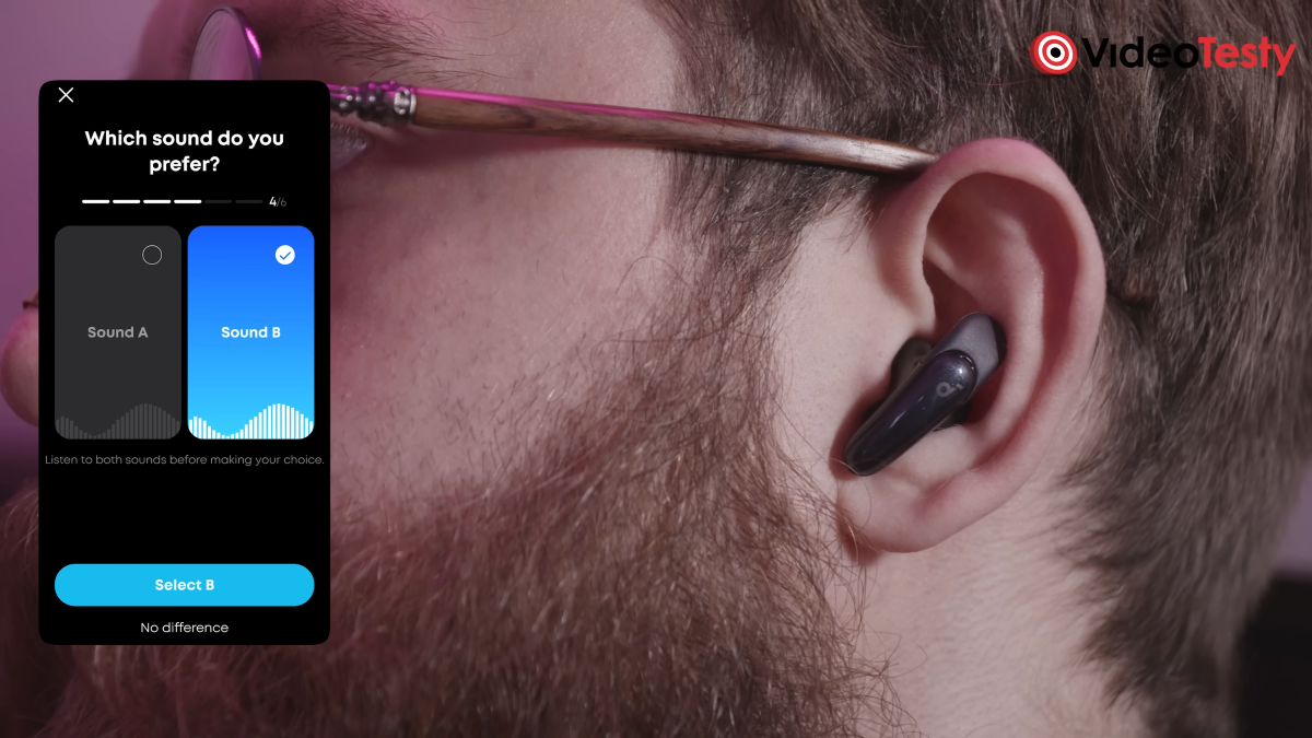 Aplikacja koło mężczyzny z Soundcore Liberty Buds w uchu