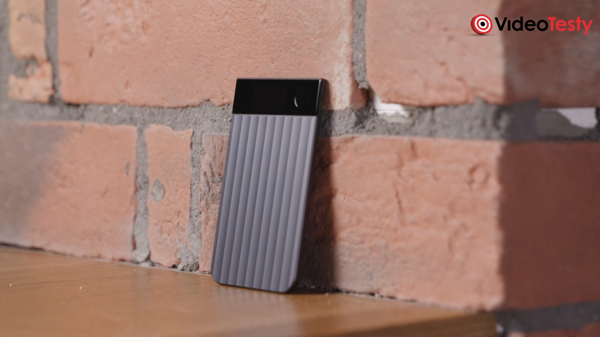 Widok na dyktafon Plaud Note Pro przy ceglanej ścianie