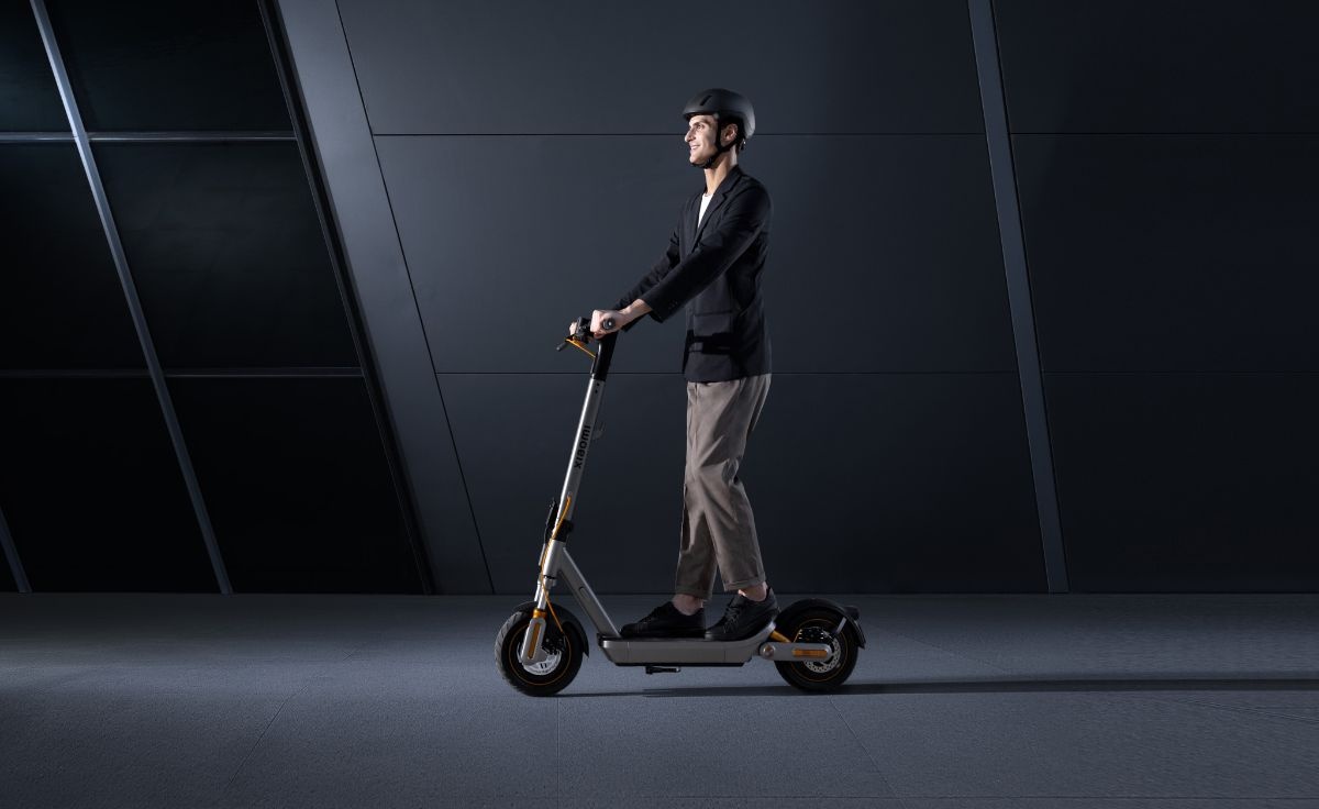Mężczyzna jeżdżacy na skuterze Xiaomi Electric Scooter 6 Max