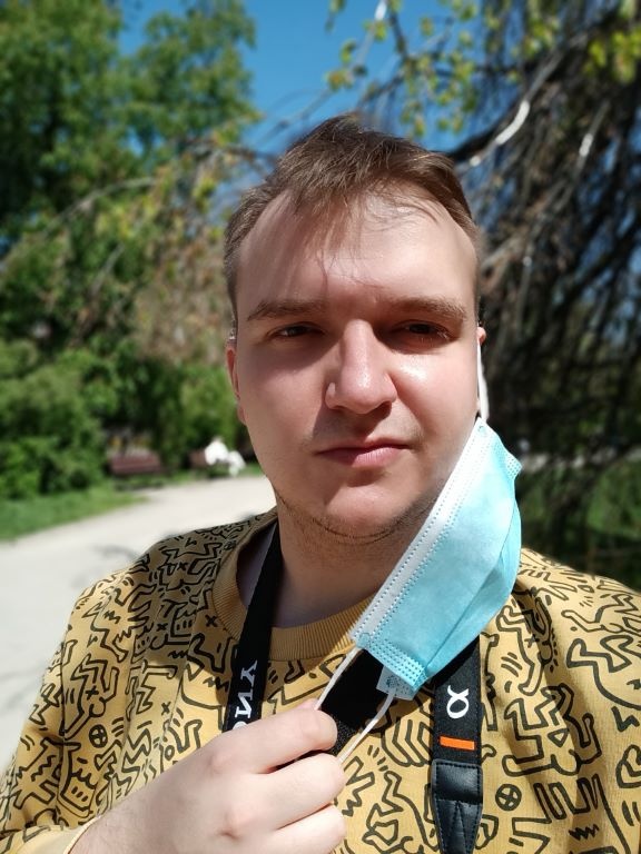 realme 8 5G z rozmytym tłem