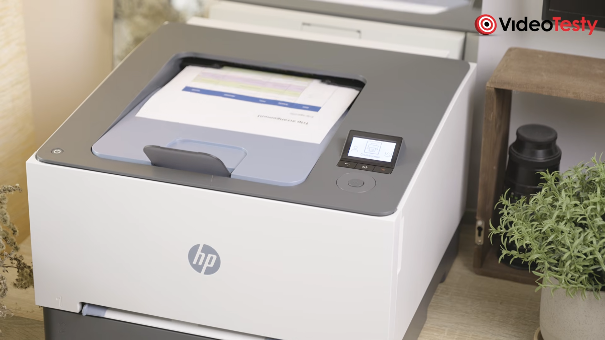 HP Color LaserJet Pro 3202dw duża drukarka na stoliku telewizyjnym
