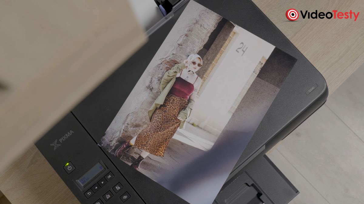 Canon Pixma G640 ze zdjęciem kobiety na górze