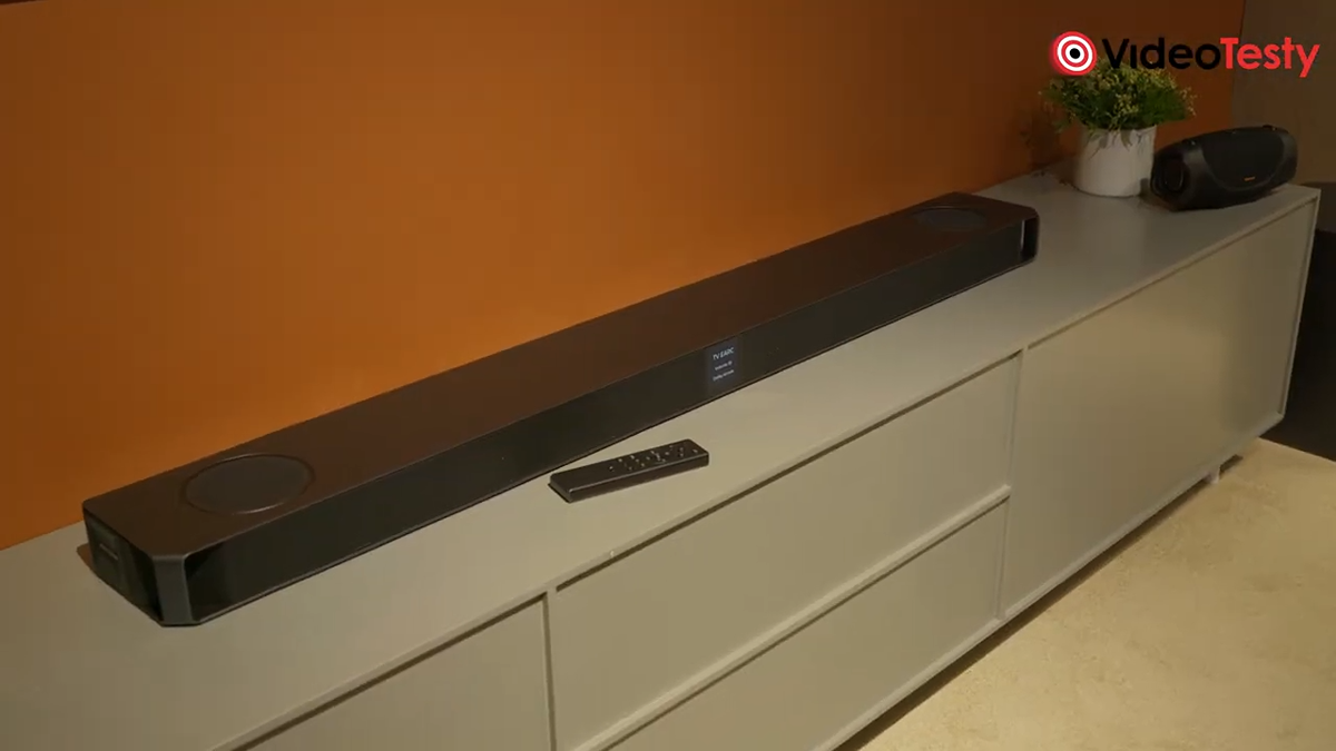 Duży, ciemny soundbar