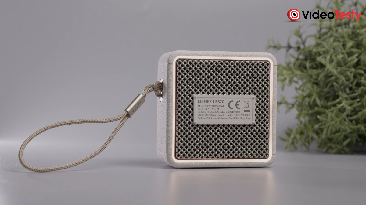 Spojrzenie na biały Edifier ES20 z szarym grillem, na szarym tle