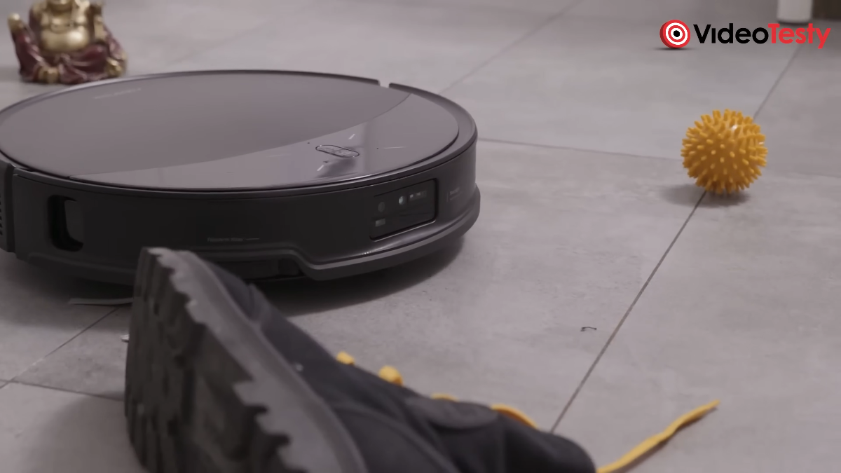 Roborock Saros 10R wymijający przy odkurzaniu różne przeszkody