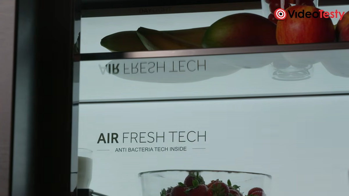 Zbliżenie na rozświetlany panel tylny lodówki, widać napis Air Fresh Tech
