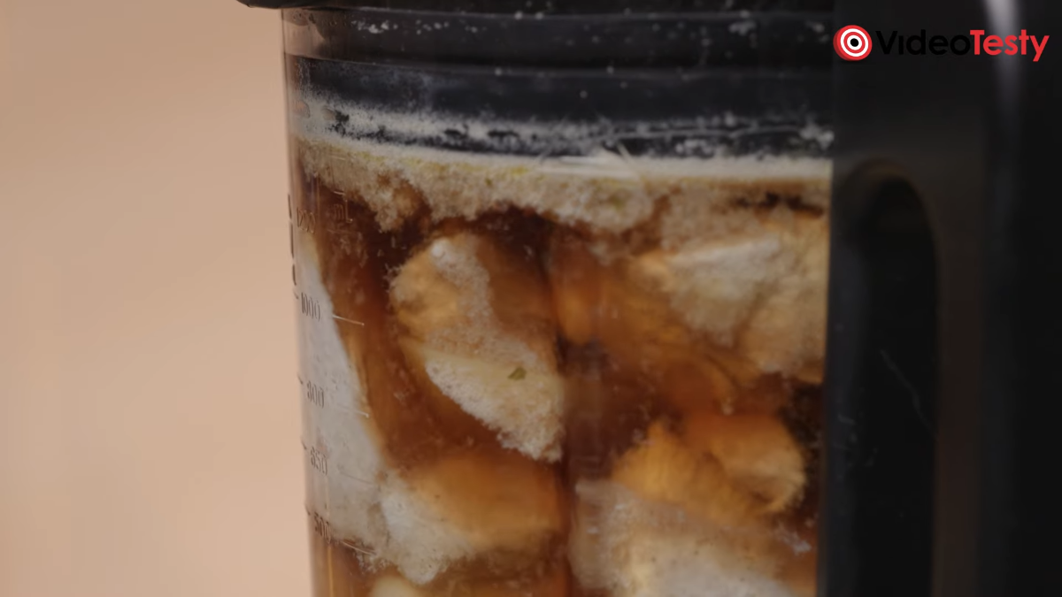 Zbliżenie na gotowanie zupy z kawałkami indyka oraz kalafiora