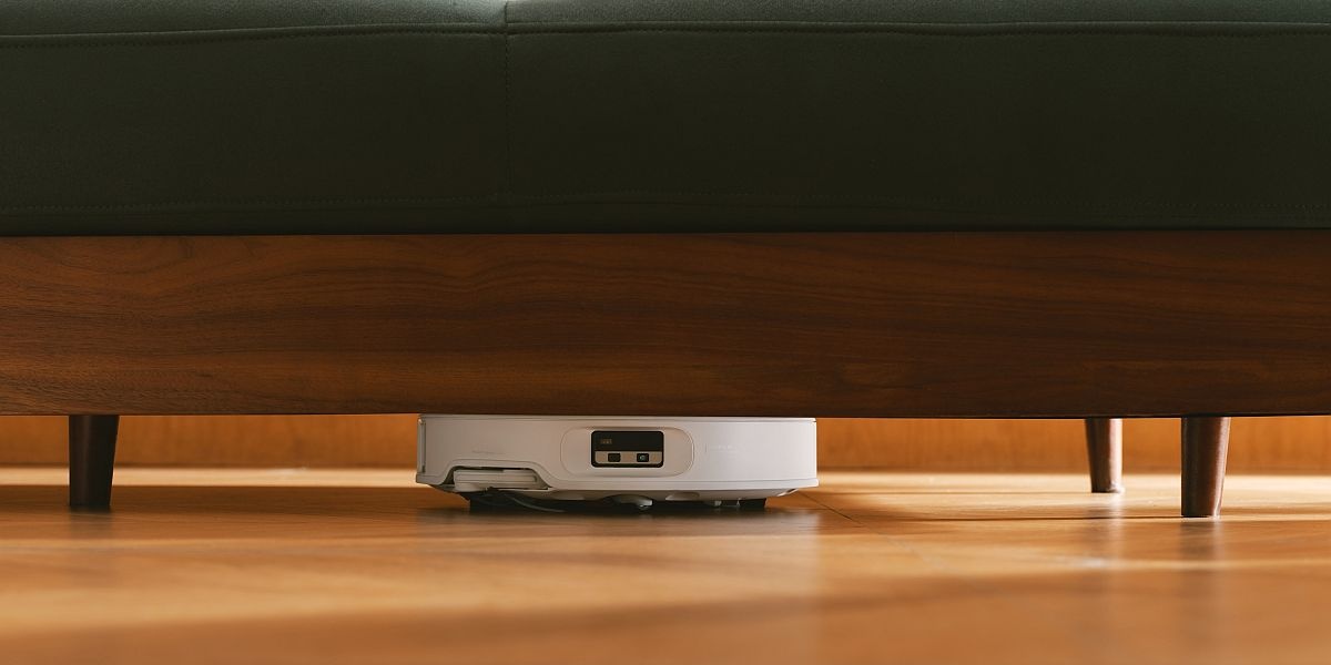 Qrevo Edge 2 Pro sprząta pod meblami
