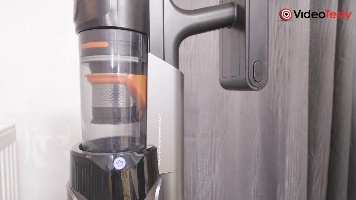 Zbliżenie na pojemnik UWANT V600. Pomarańczowy pierścień DustScraper oplata filtr cyklonowy