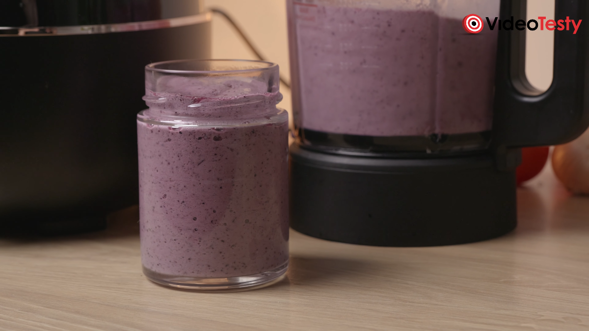 Fioletowe smoothie koło blendera Panasonic MX-HG4401