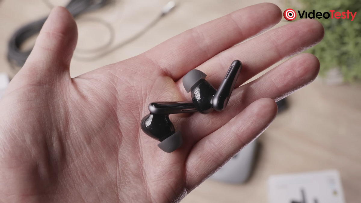 Soundcore Liberty 5 w dłoni