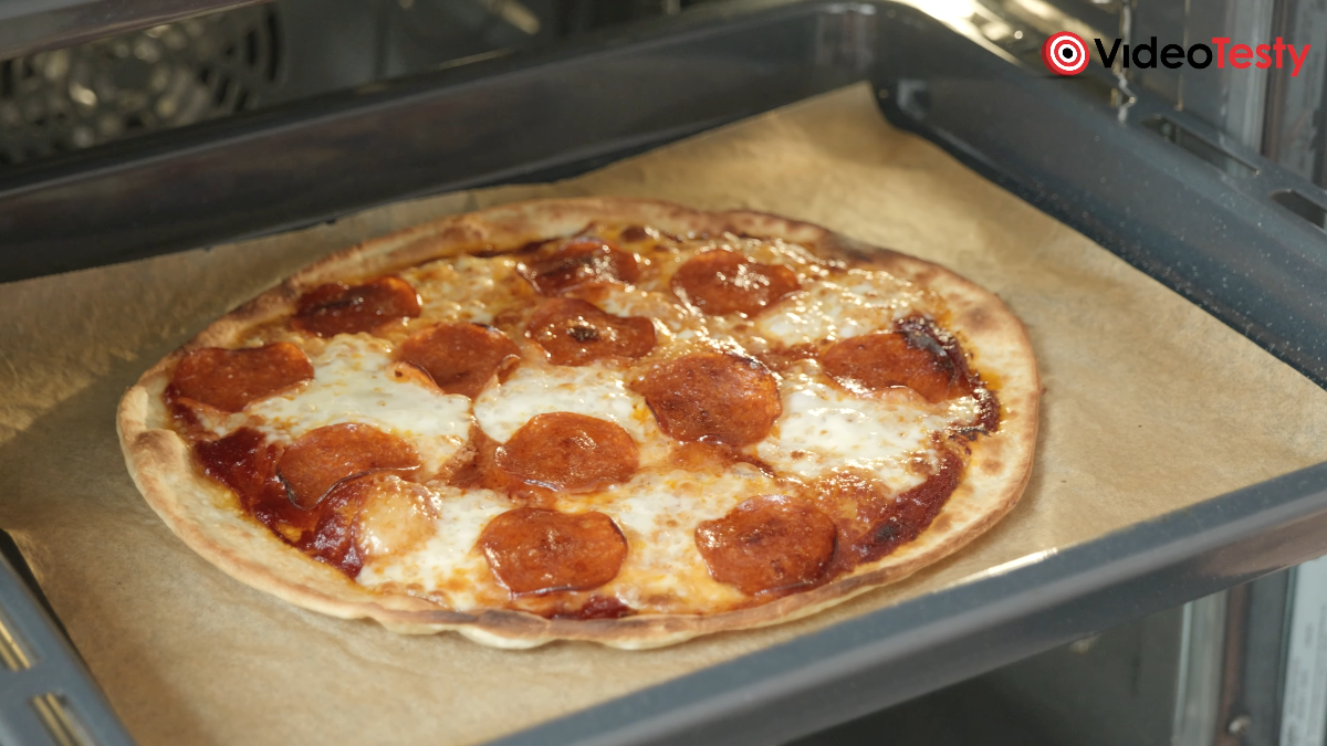 Pizza przygotowana w piekarniku Whirlpool WOI11P8FHT2SBAF