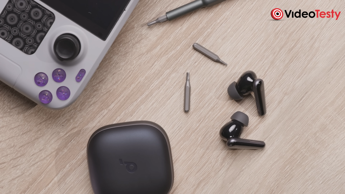 Soundcore Liberty 5 na iurku