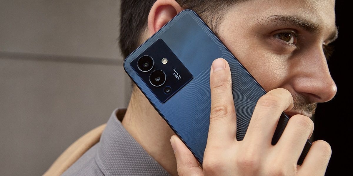 Infinix 12 Pro 5G ma charakterystyczny wzór z tyłu