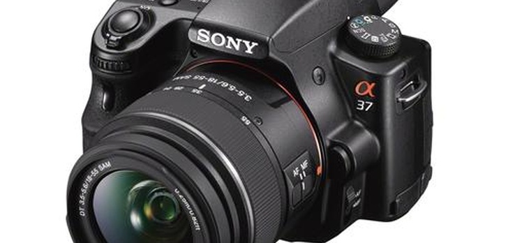 Nowy aparat Sony α37 z uchylnym ekranem LCD