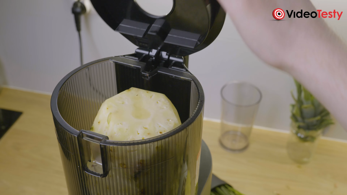 Cały ananas wewnątrz półprzezroczystej, ciemnej komory Hurom H400