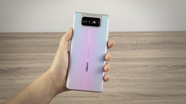 Asus Zenfone 7 w dłoni wydaje się być gigantyczny
