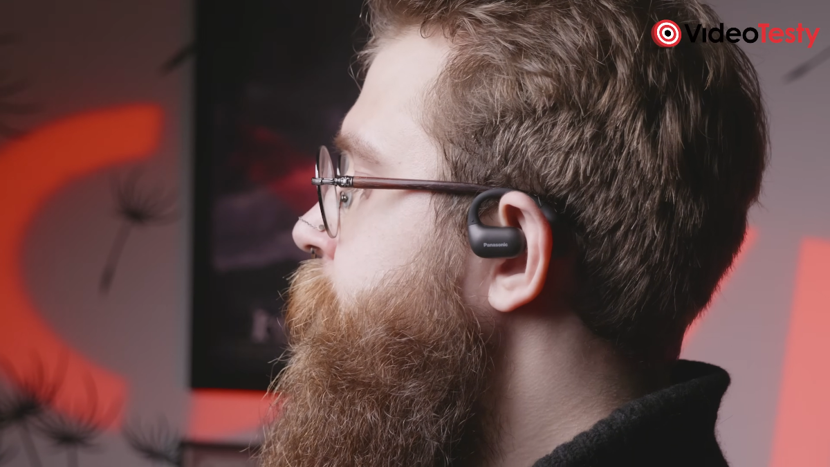 Panasonic Open True Wireless RB-F10 w uszach na tle ściany