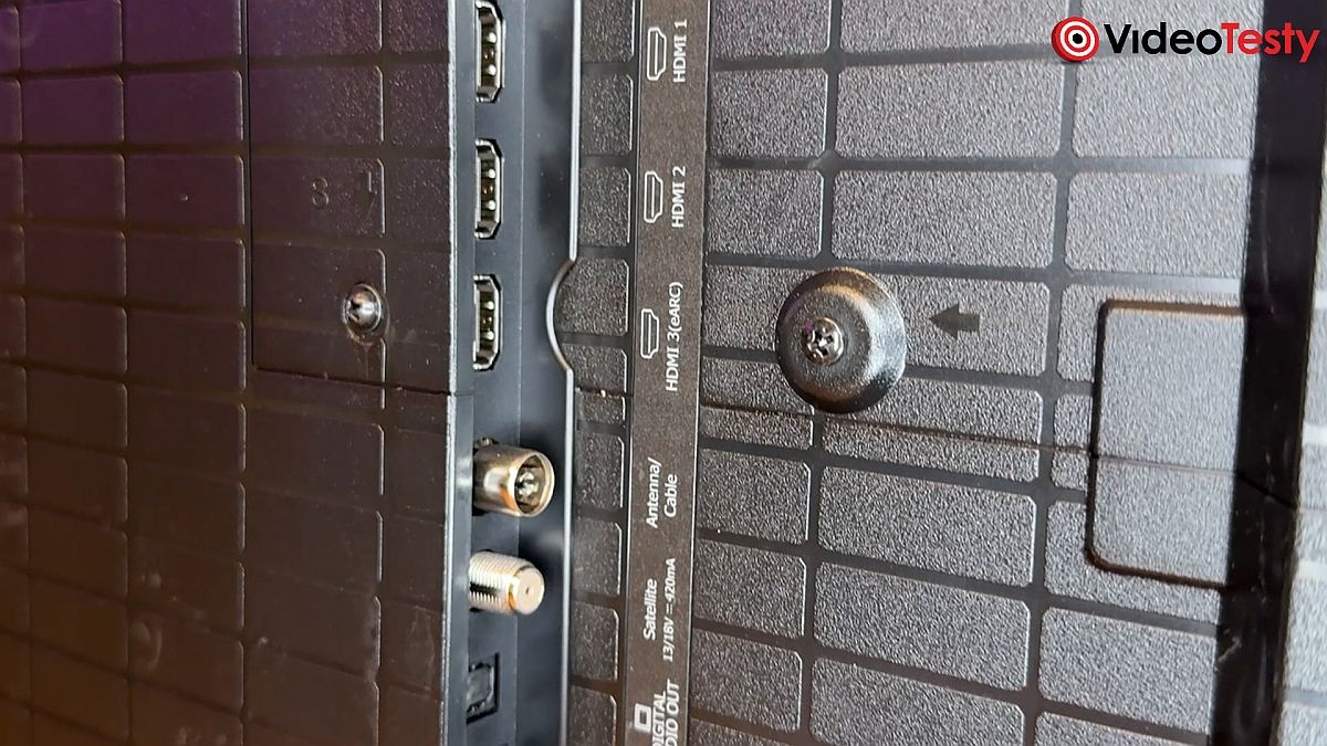 złącza w Hisense 65UR9S