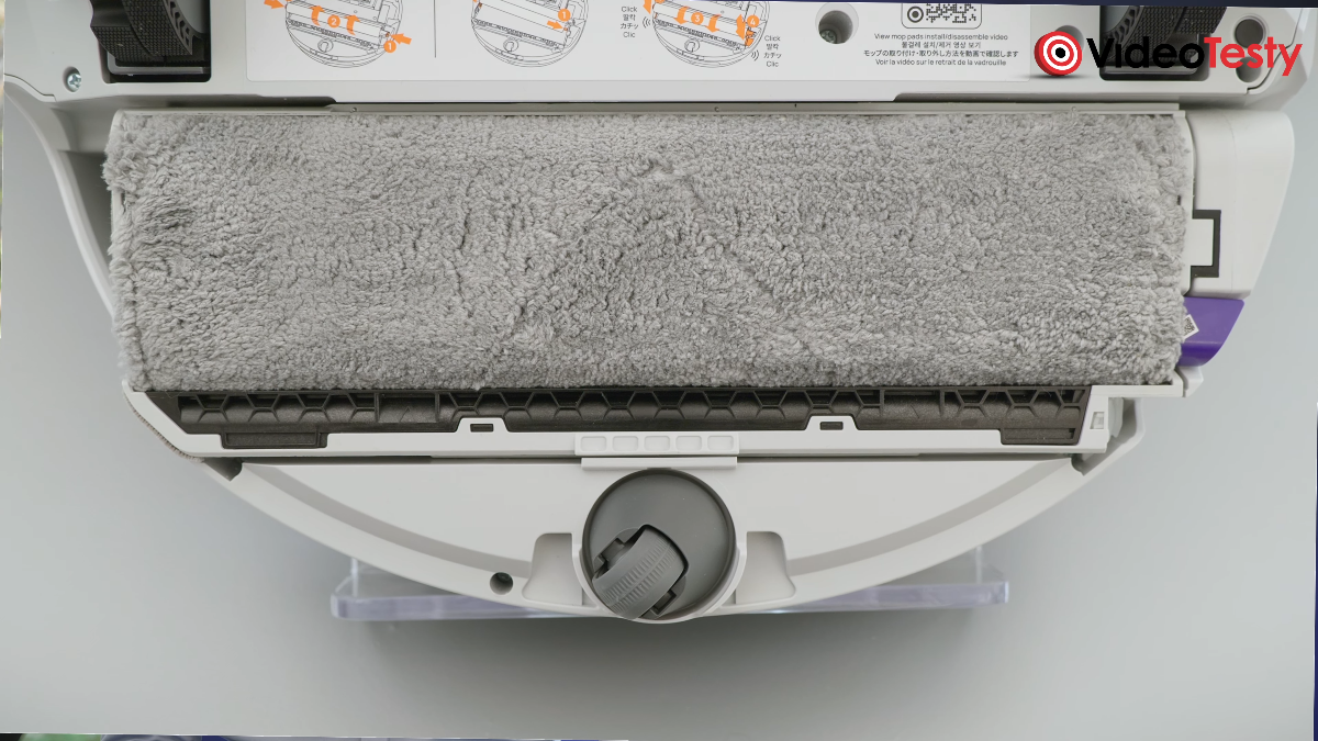 Zbliżenie na mop gąsienicowy w robocie Narwal Flow