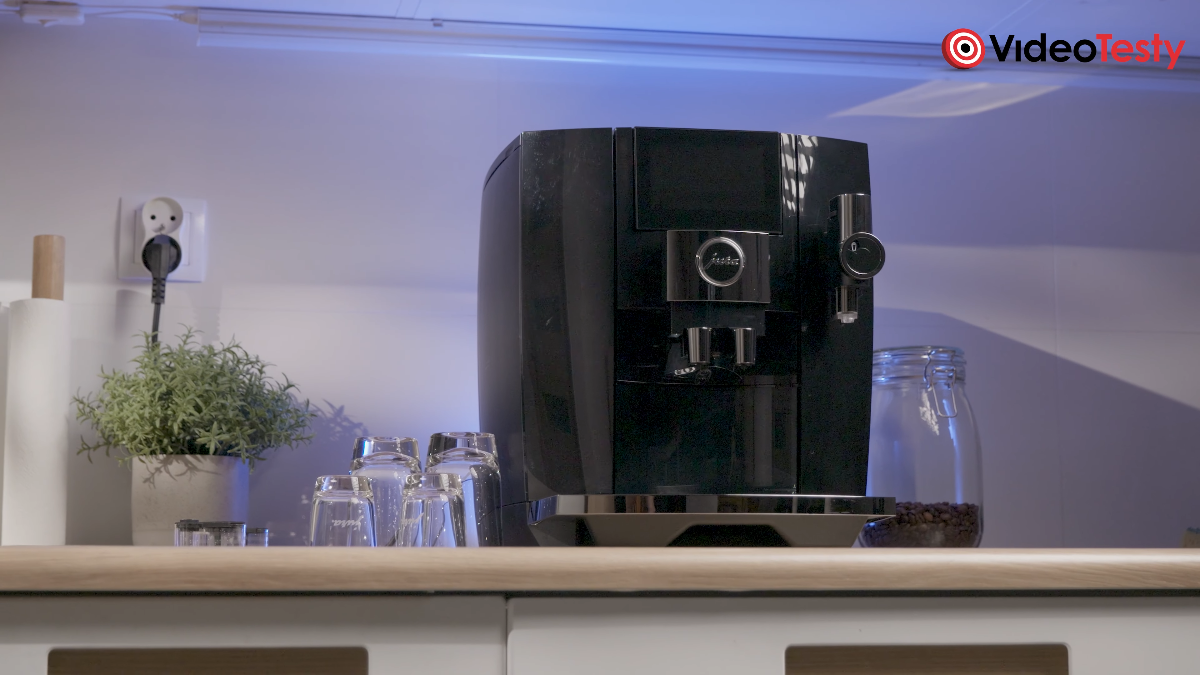 Jura J10 w kuchni widziana z daleka