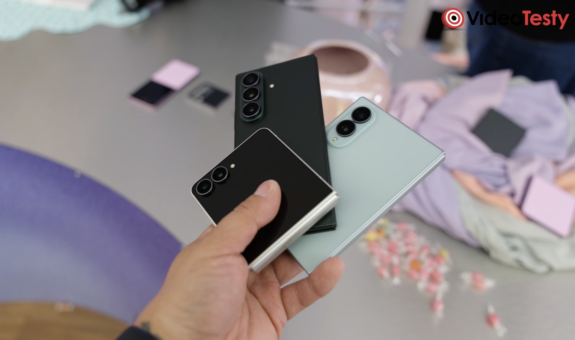 Samsung Galaxy Z Flip8 - jak wygląda przy innych składakach?