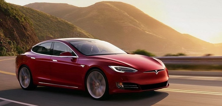 Tesla Model S zderzył się... z policyjnym radiowozem