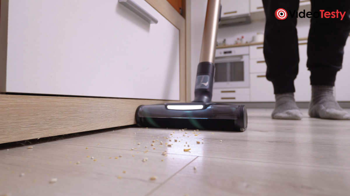 Electrolux Absolute Hygienic 800 podczas odkurzania przy krawędzi